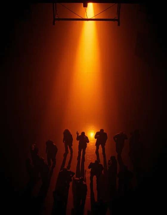 La pista de ARENA vista desde arriba, con un haz de luz sobre la gente